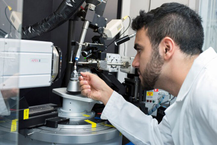 A male student works in a chemistry lab.